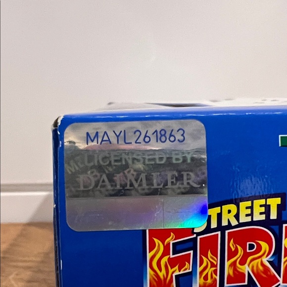 Bburago Street Fire 1/43 Red Mercedes Convertible Die-Cast Toy Car - Picture 3 of 13